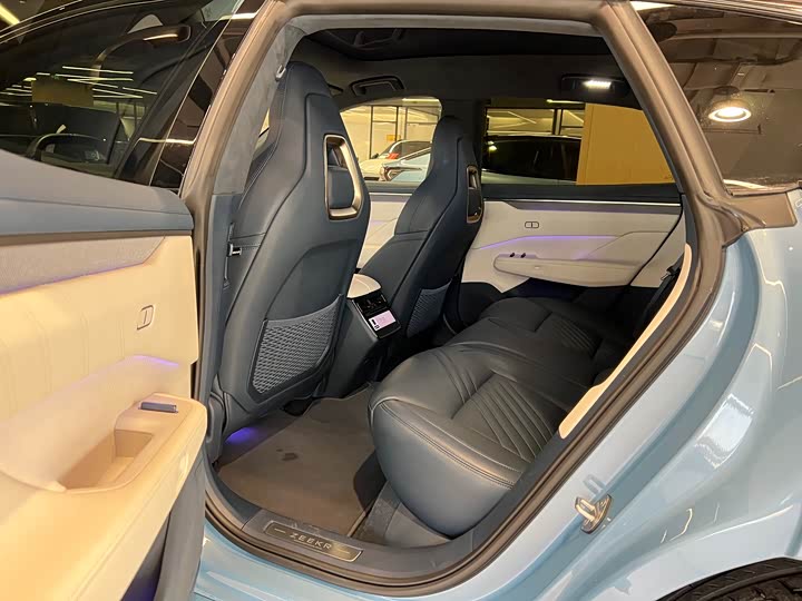 Фото 9 - Zeekr 001