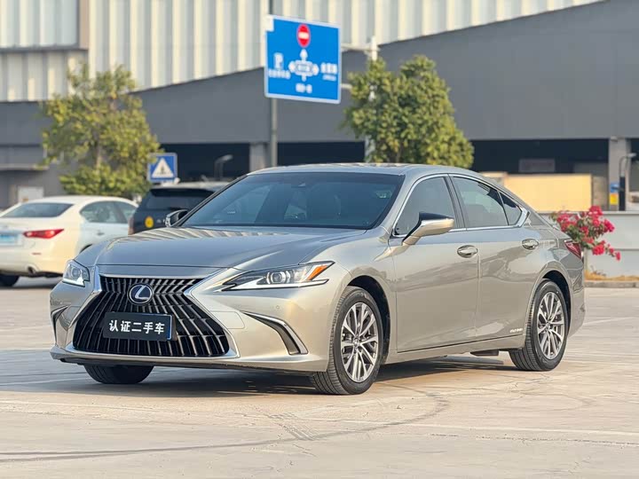 Фото 1 - Lexus ES