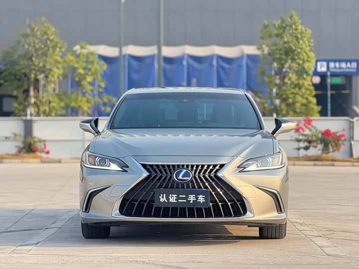 Фото 2 - Lexus ES