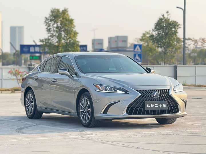 Фото 3 - Lexus ES