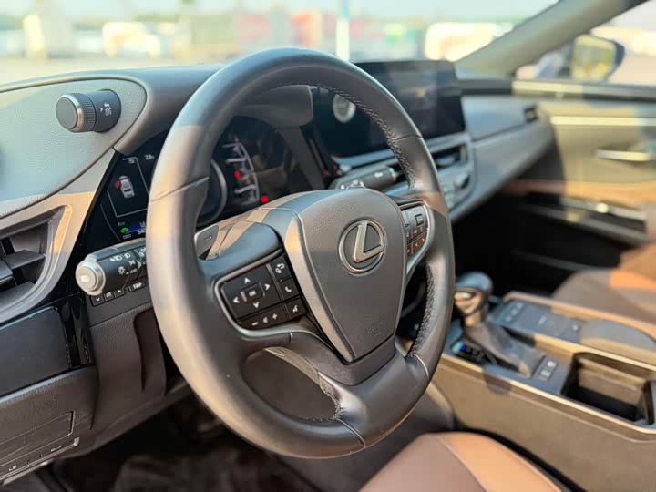 Фото 6 - Lexus ES