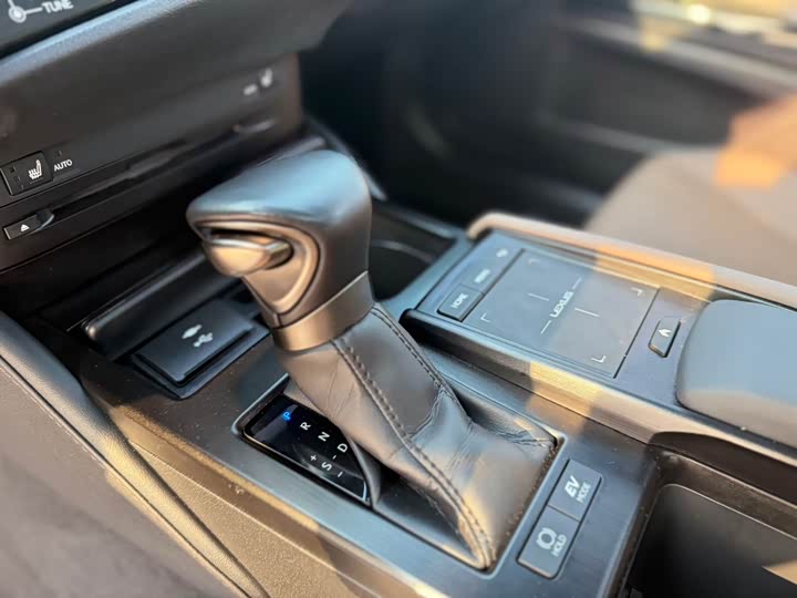 Фото 7 - Lexus ES