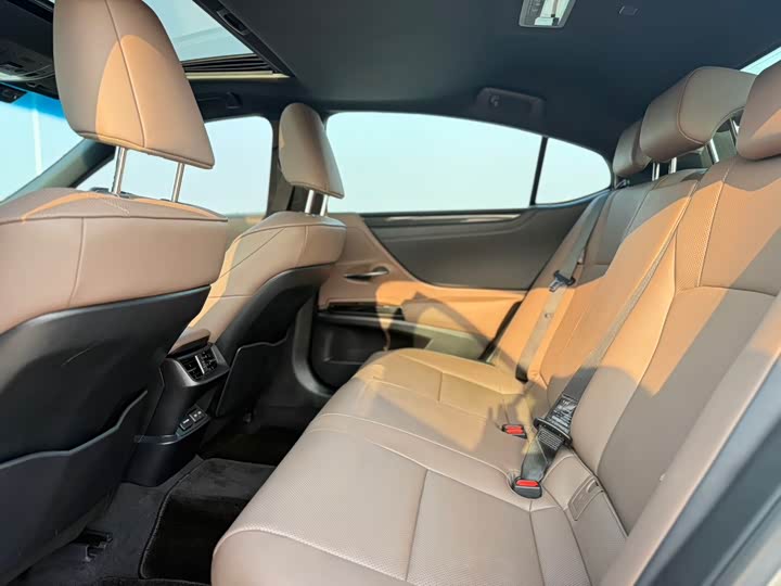 Фото 8 - Lexus ES