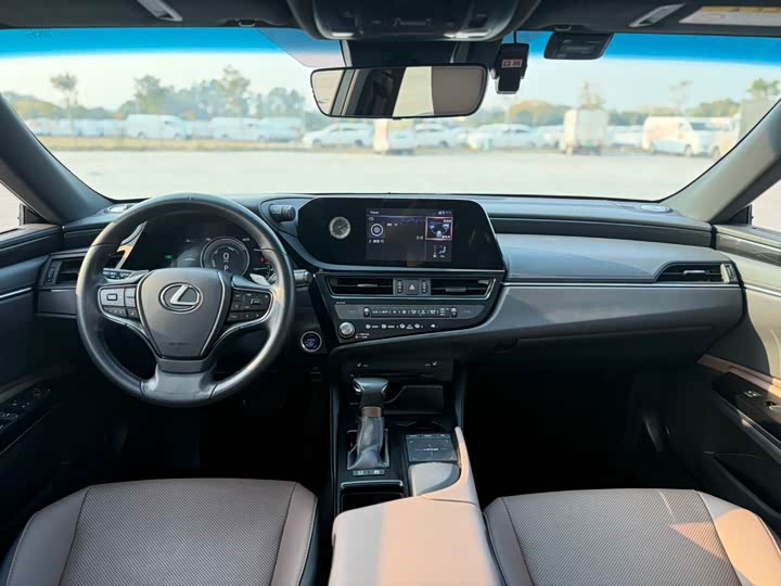 Фото 9 - Lexus ES