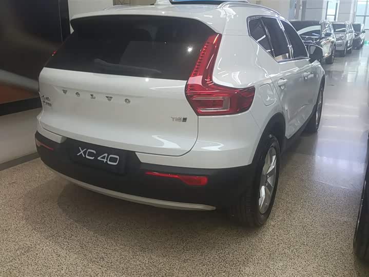 Фото 3 - Volvo XC40