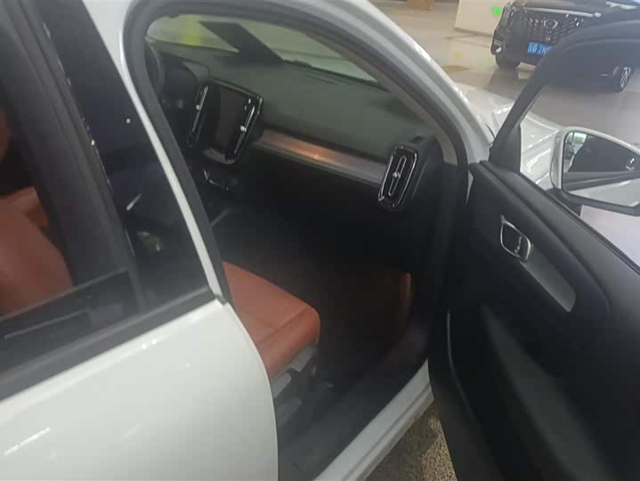 Фото 8 - Volvo XC40