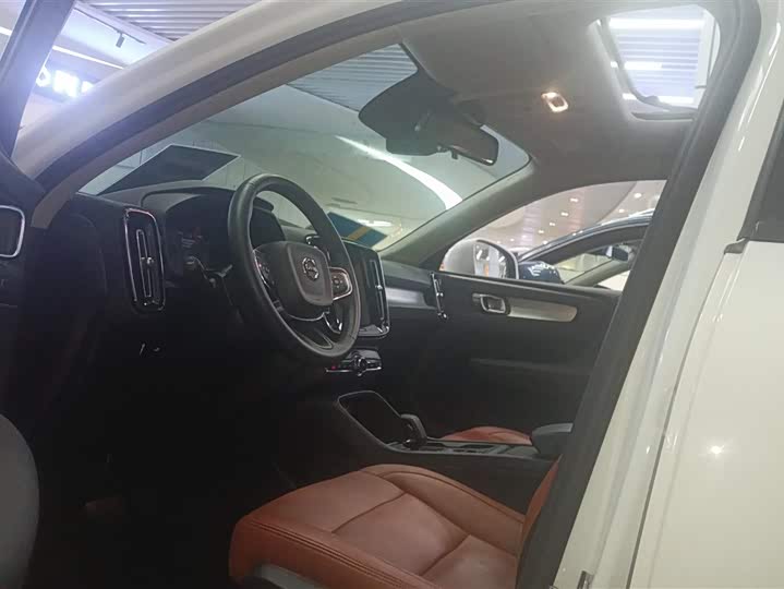 Фото 9 - Volvo XC40