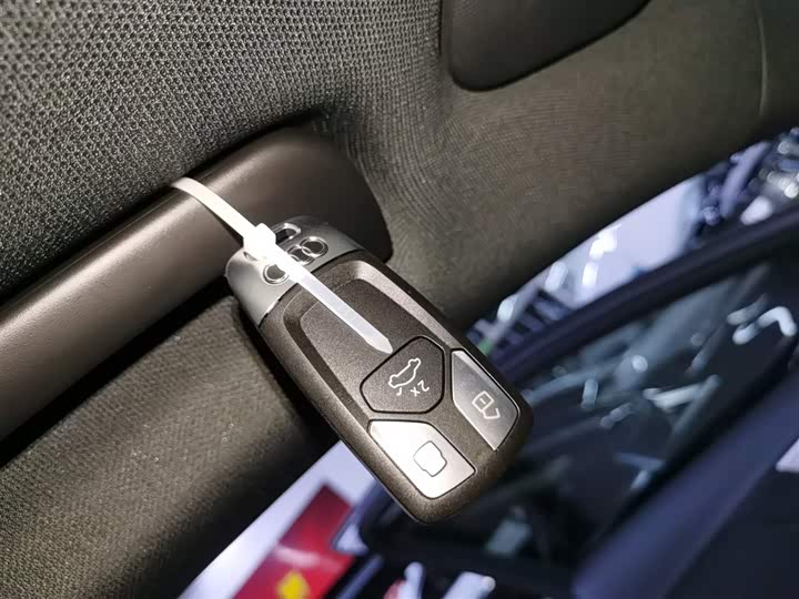 Фото 9 - Audi A4L