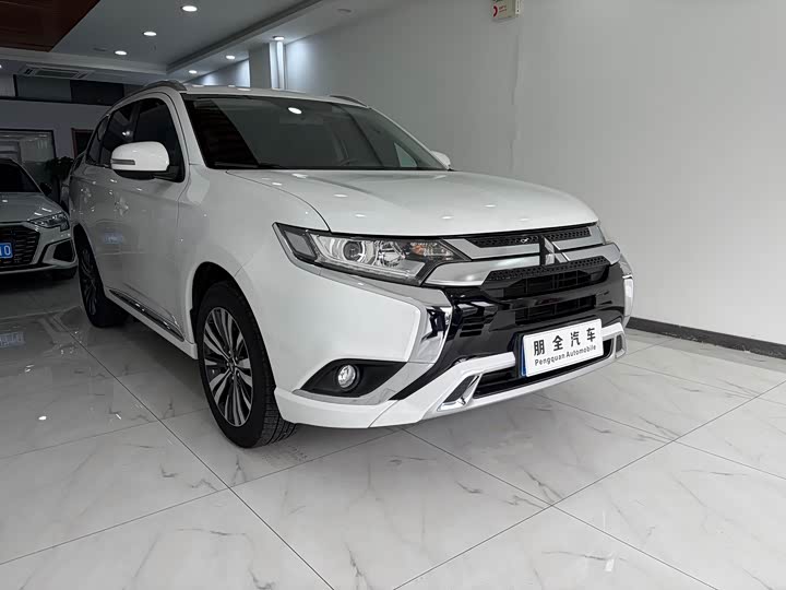 Фото 3 - Mitsubishi Outlander