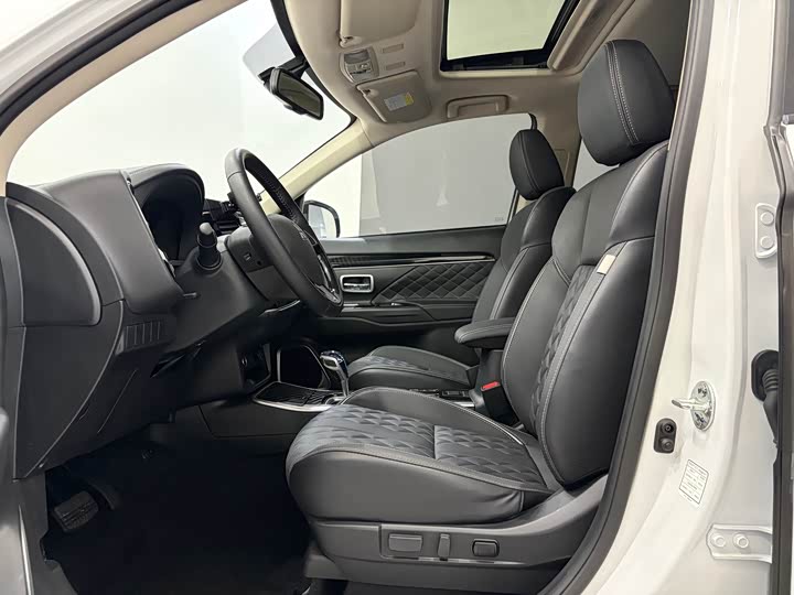 Фото 4 - Mitsubishi Outlander