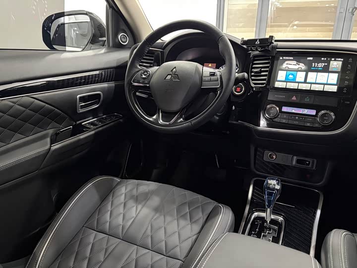 Фото 8 - Mitsubishi Outlander