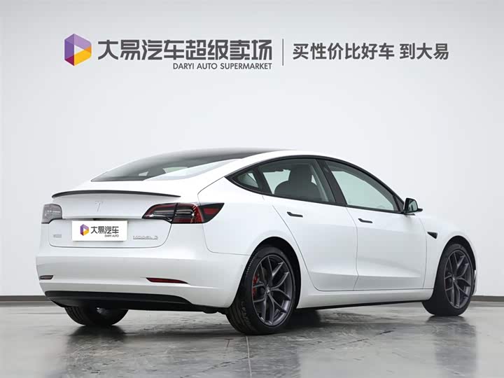 Фото 3 - Tesla Model 3