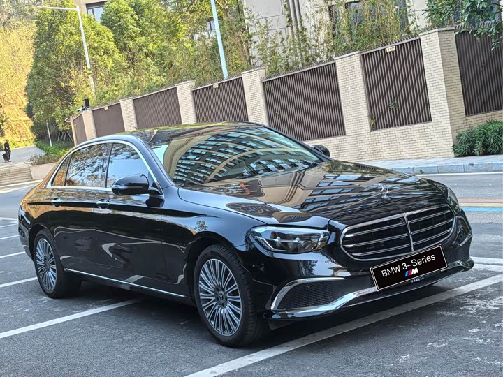 Фото 3 - Mercedes-Benz E-Class