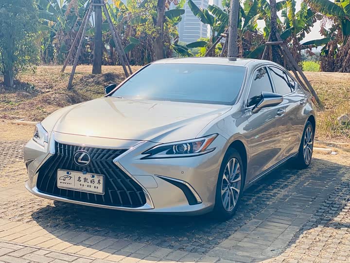 Фото 1 - Lexus ES