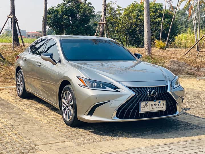 Фото 2 - Lexus ES