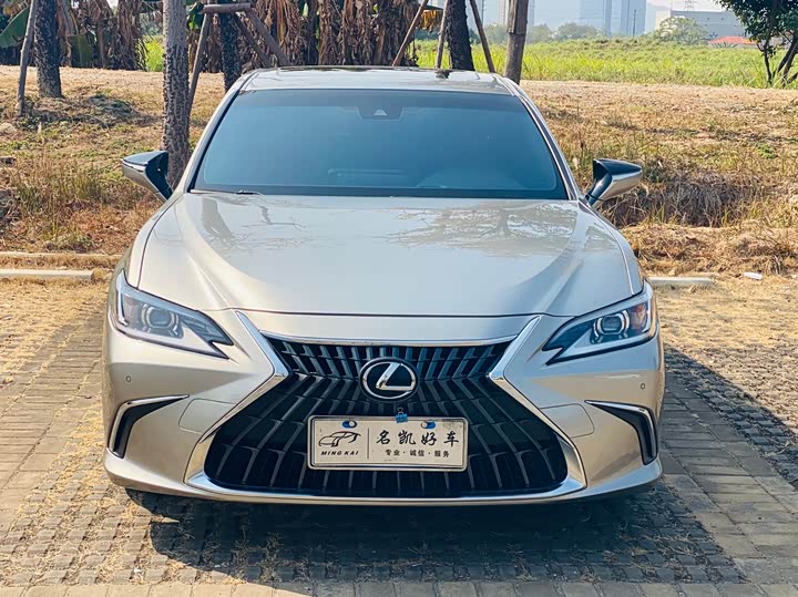 Фото 3 - Lexus ES