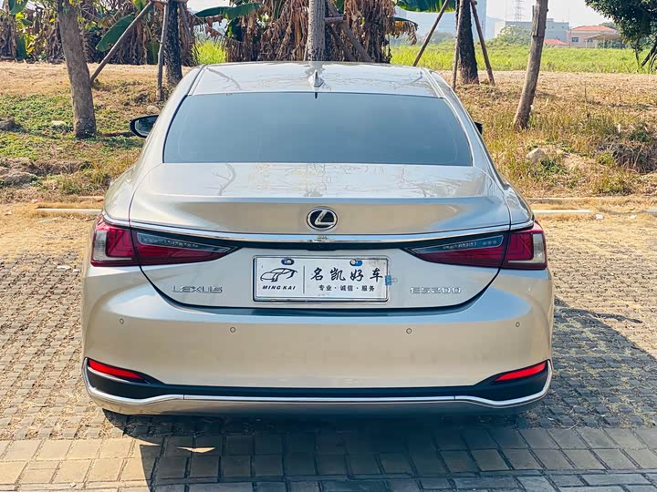 Фото 5 - Lexus ES