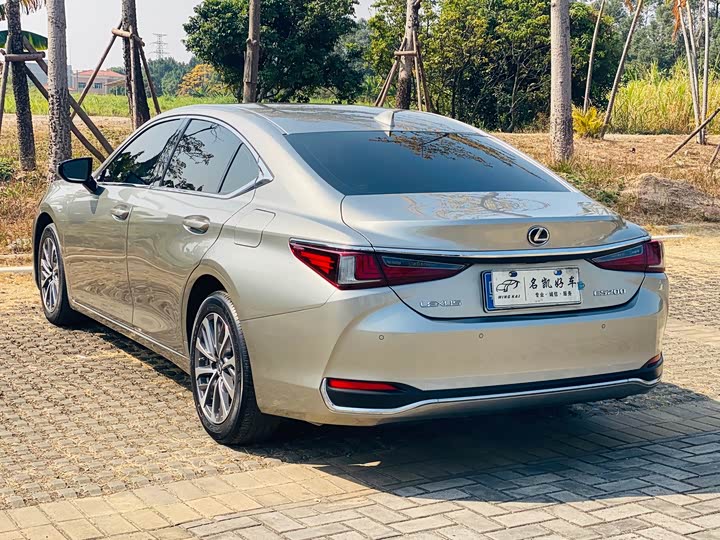 Фото 6 - Lexus ES