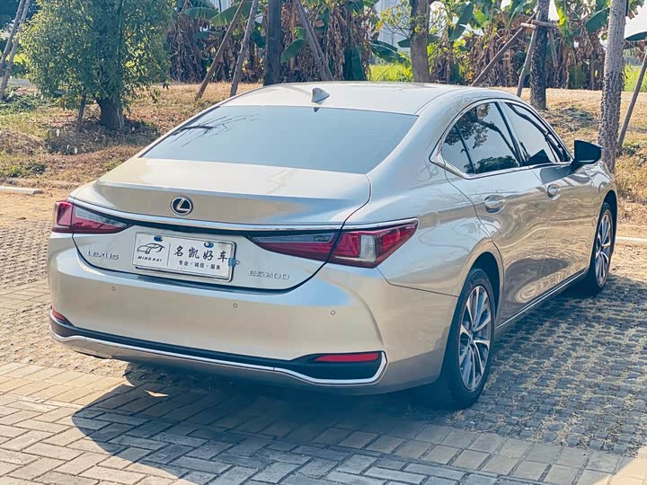 Фото 8 - Lexus ES