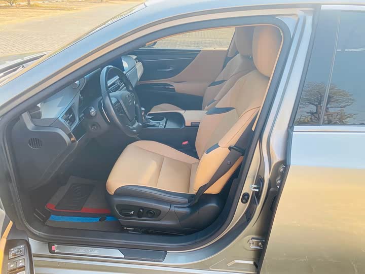 Фото 9 - Lexus ES