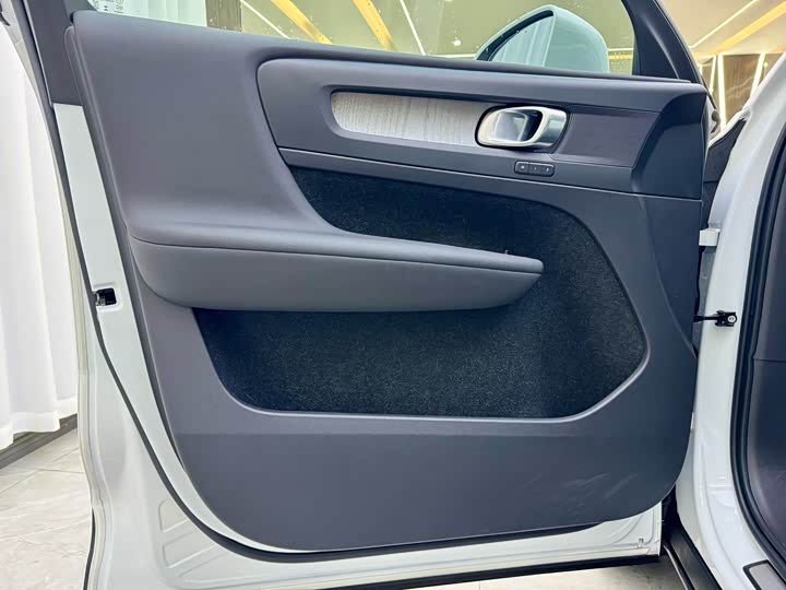 Фото 3 - Volvo XC40