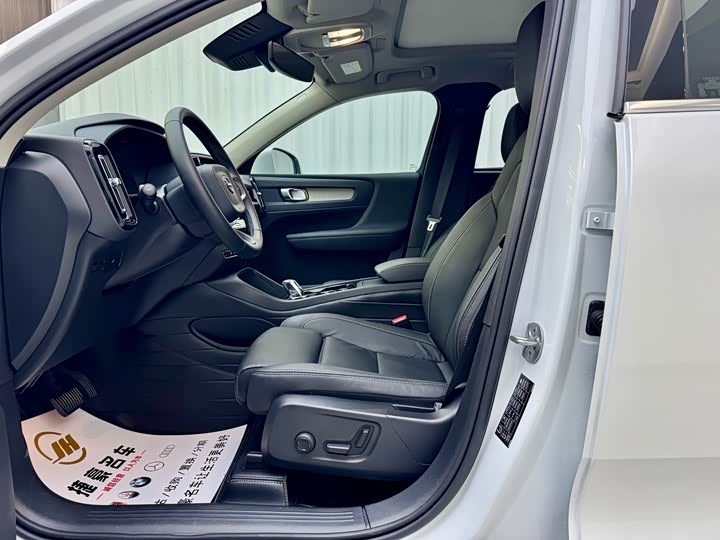 Фото 4 - Volvo XC40