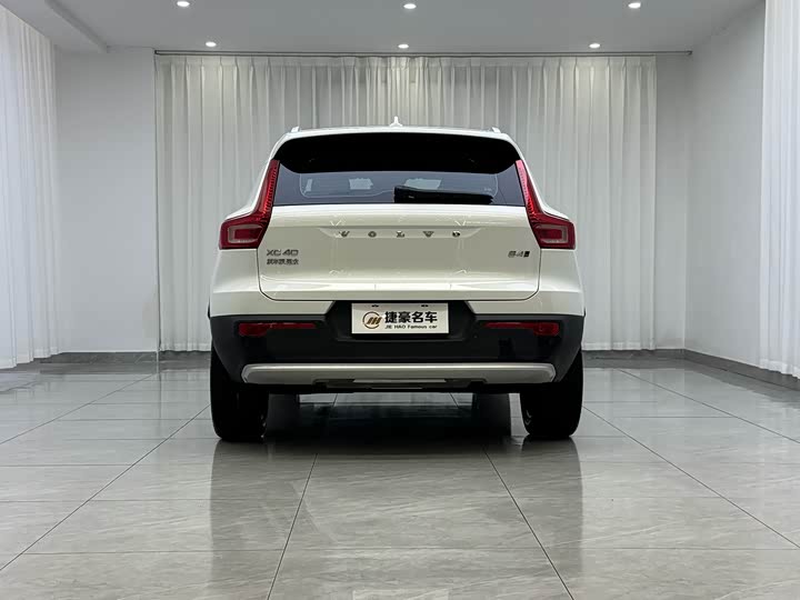 Фото 8 - Volvo XC40