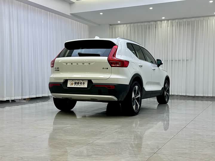 Фото 9 - Volvo XC40