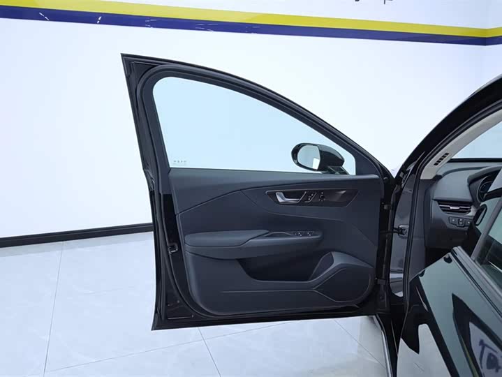 Фото 7 - Hongqi E-QM5