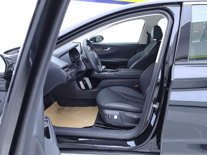 Фото 9 - Hongqi E-QM5