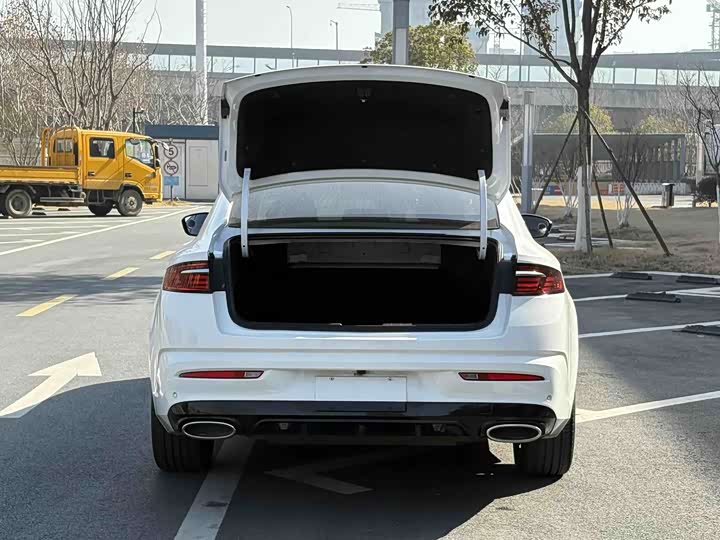 Фото 8 - Geely Preface