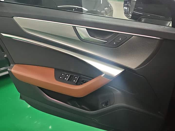 Фото 7 - Audi A6L