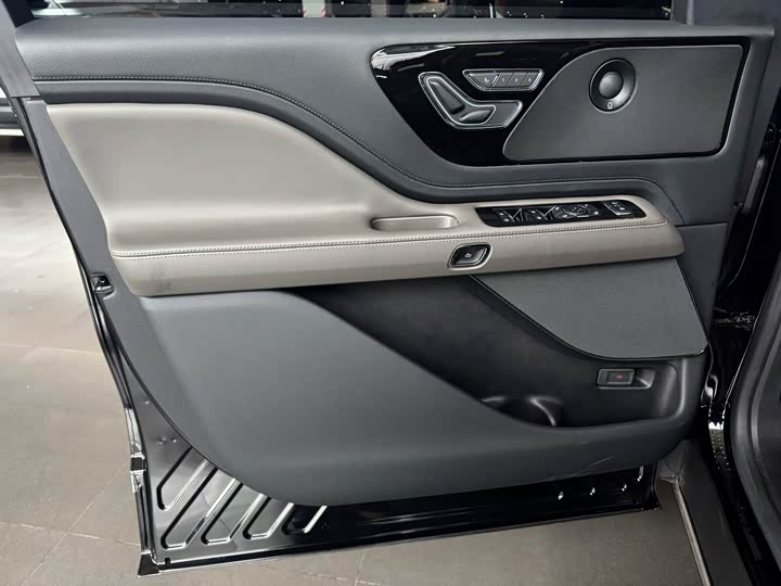 Фото 9 - Lincoln Aviator