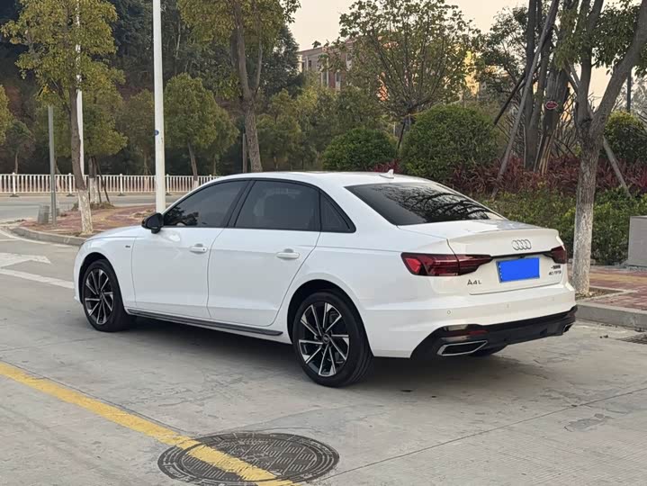 Фото 4 - Audi A4L