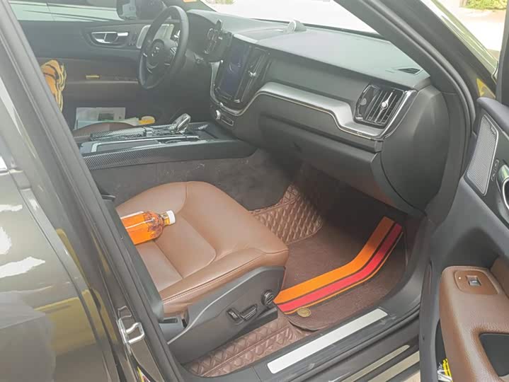 Фото 8 - Volvo XC60