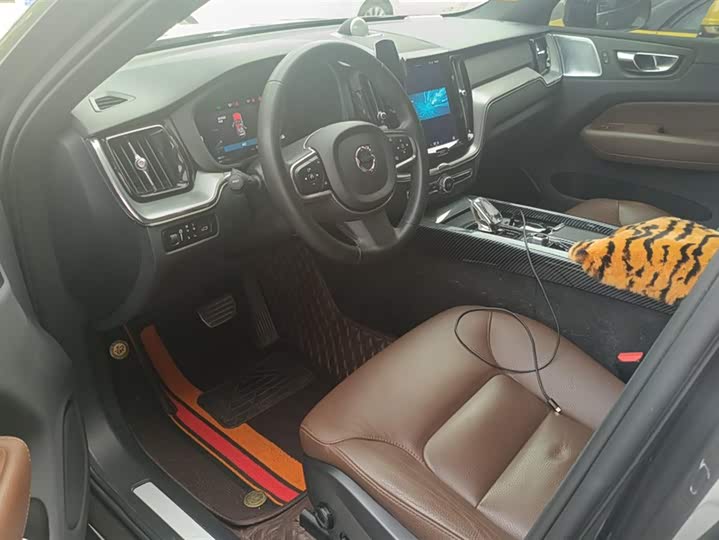 Фото 9 - Volvo XC60