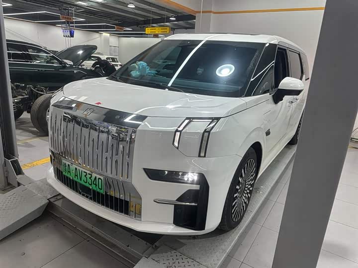 Фото 1 - Zeekr 009