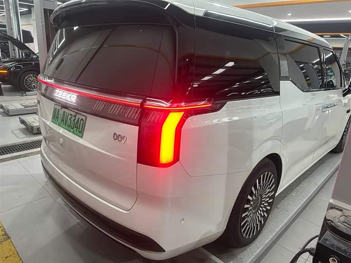 Фото 5 - Zeekr 009