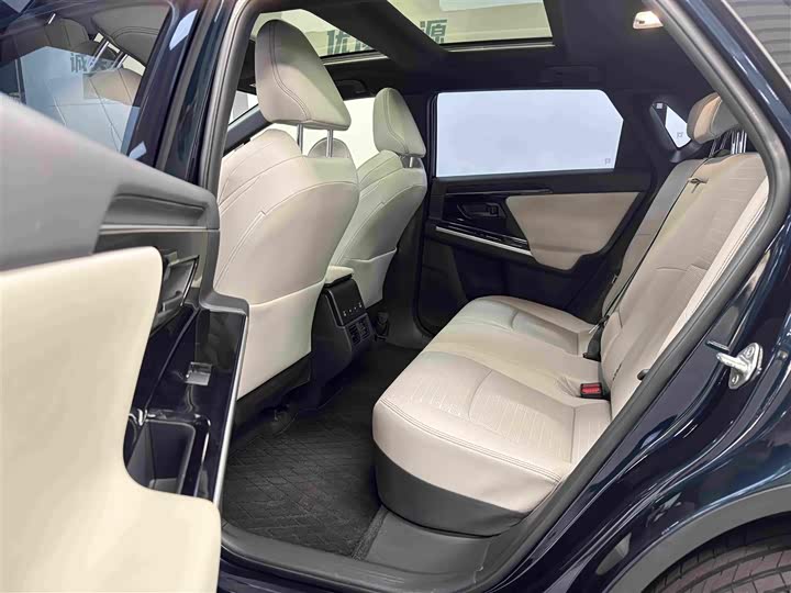 Фото 9 - Toyota bZ4X