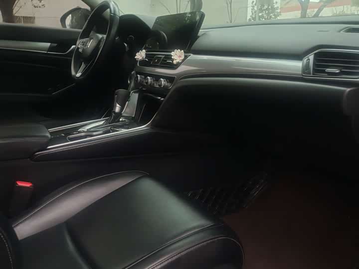 Фото 4 - Honda Accord