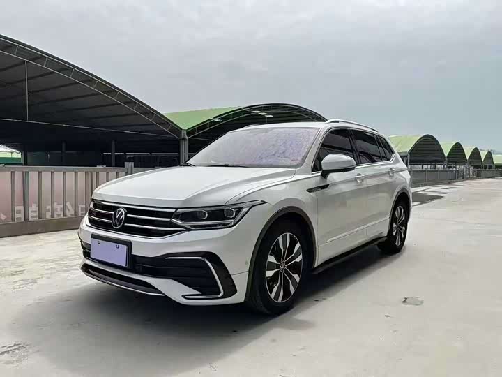 Фото 1 - Volkswagen Tiguan L Pro