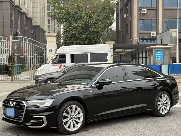 Фото 1 - Audi A6L