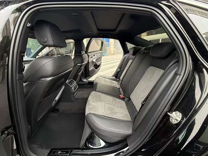 Фото 9 - Audi A6L