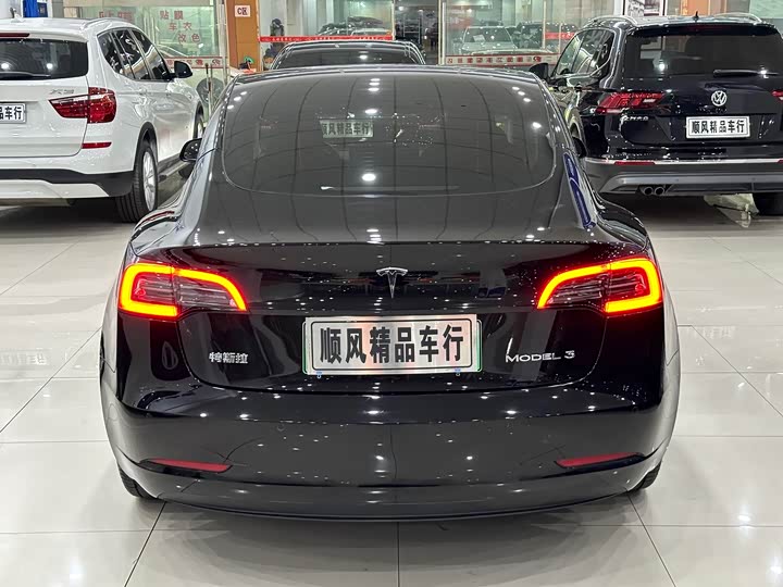 Фото 3 - Tesla Model 3