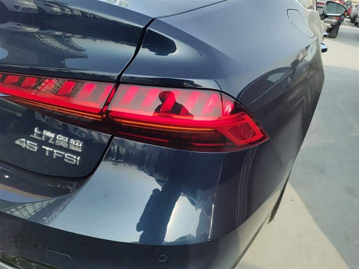 Фото 8 - Audi A7L