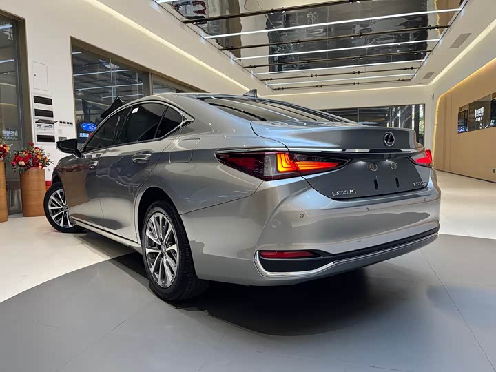 Фото 4 - Lexus ES