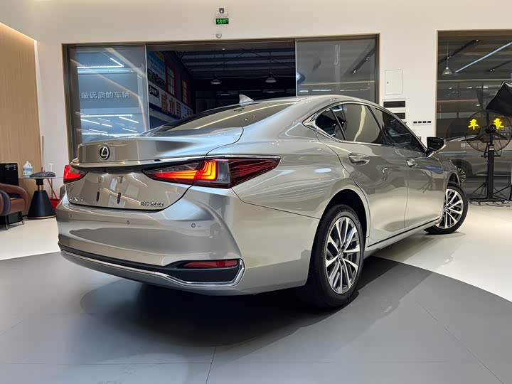 Фото 6 - Lexus ES