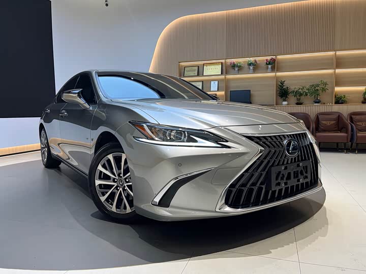 Фото 7 - Lexus ES