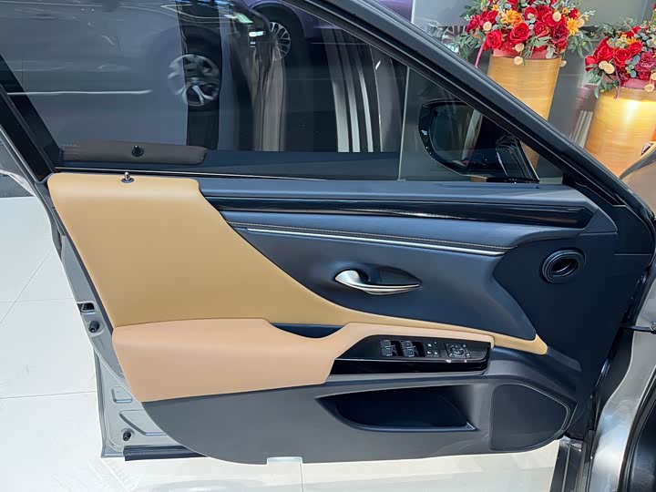 Фото 8 - Lexus ES