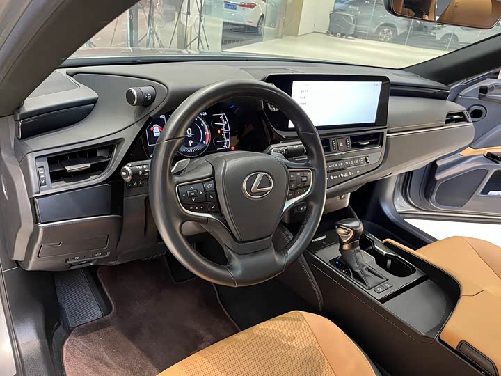 Фото 9 - Lexus ES